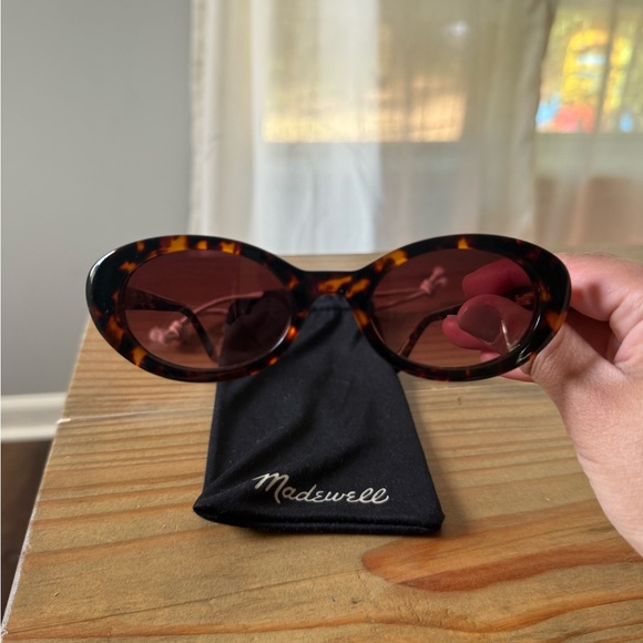 Madewell - “Russell” Oval Tortoise Shell Sunglasses - Picture 1 of 5